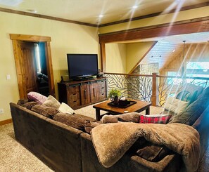 TV connectée, cheminée, écrans d'ordinateur, imprimantes