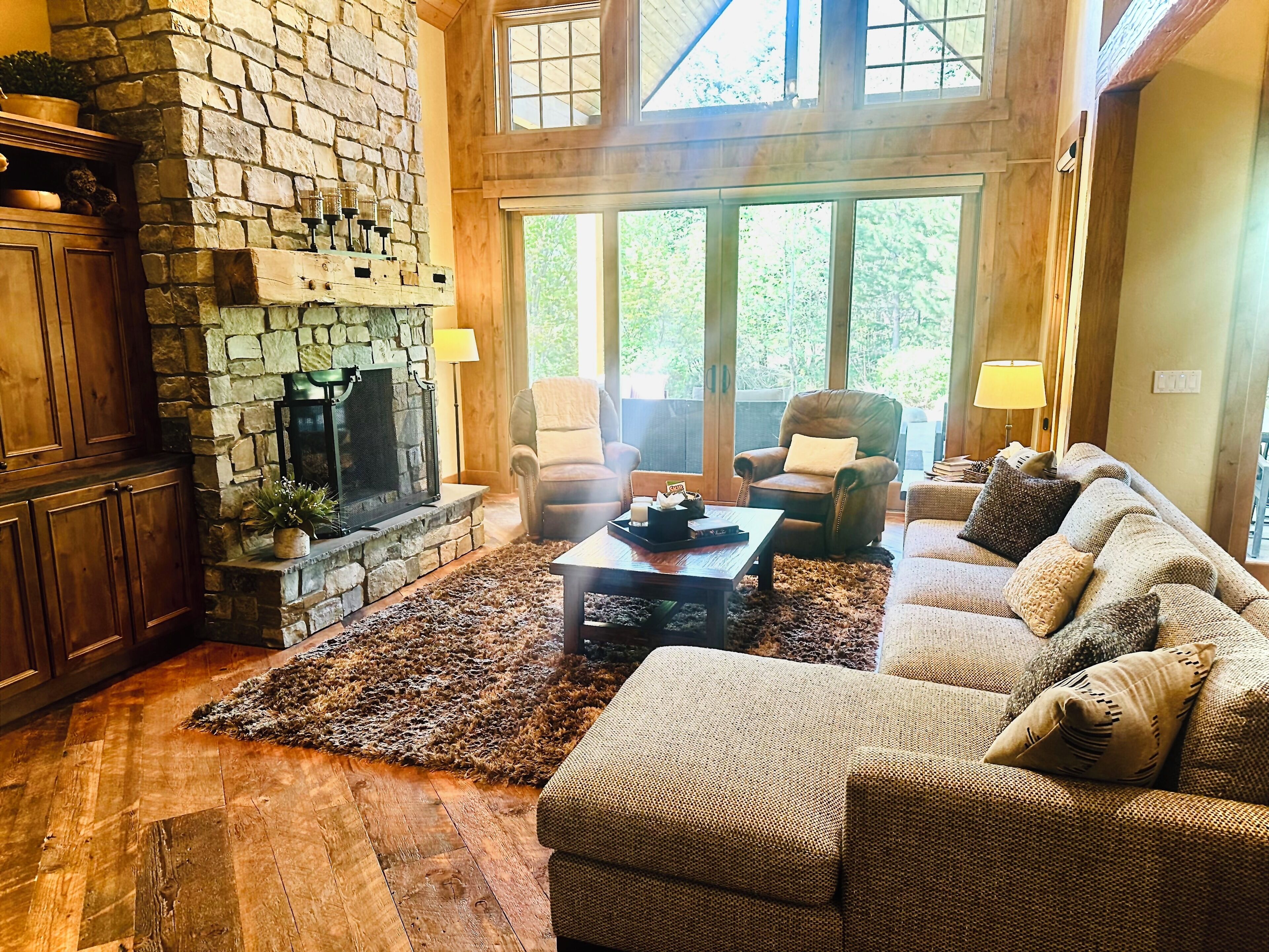 TV connectée, cheminée, écrans d'ordinateur, imprimantes