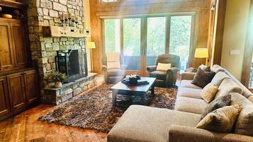 TV connectée, cheminée, écrans d'ordinateur, imprimantes