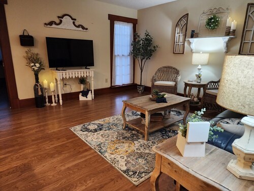 Peaceful Country Garden Suite in the rolling hills of Gambier