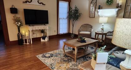 Peaceful Country Garden Suite in the rolling hills of Gambier