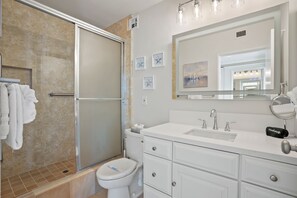 Shower, hair dryer, towels - Oceanfront Paradise with Sunset Balcony, Pool, Spa, Beach Access & Parking (San Diego)