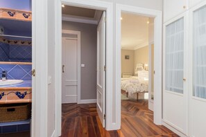 Hiustenkuivaaja, pyyhkeet, saippua, sampoo