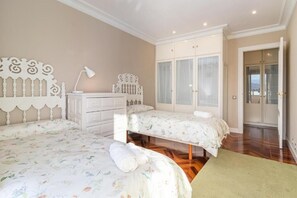 4 makuuhuonetta, silitysrauta/-lauta, vauvan matkasänky, ilmainen Wi-Fi