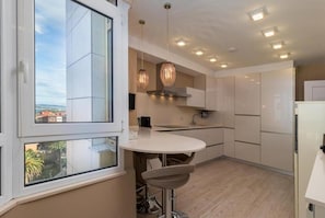 Réfrigérateur, micro-ondes, four, plaque de cuisson