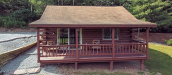 Cozy 1-bedroom cabin with AC, romantic gas fireplace & private porch with swing