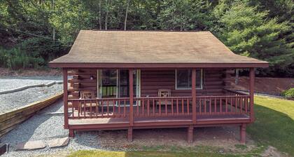Cozy 1-bedroom cabin with AC, romantic gas fireplace & private porch with swing