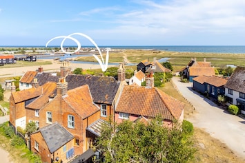 Ocean View, Walberswick: Moments away from the footbridge to Southwold
