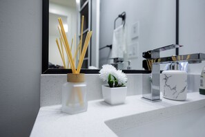 Een douche, een bubbelbad, een haardroger, een bidet