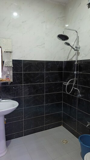 Towels, soap, toilet paper - Apartment with backyard (Rufisque)