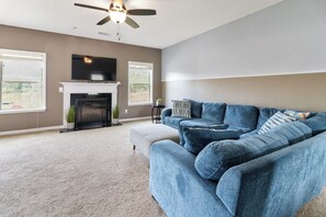 Smart TV, fireplace - 5BD Lakeview Retreat - Fire Pit, Pool Table & BBQ (Columbus)