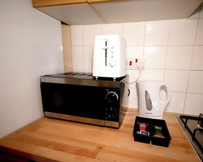 Kylskåp, mikrovågsugn, ugn och spishäll