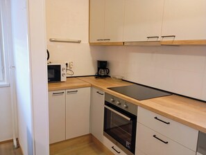 Apartamento | Cozinha privada | Geladeira, micro-ondas, fogão, cooktop