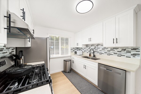 Mikrowelle, Ofen, Herdplatte, Geschirrspüler