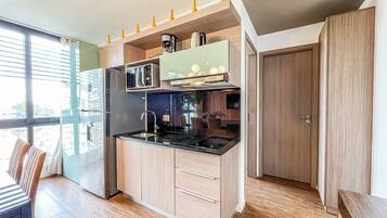 Réfrigérateur, micro-ondes, four, plaque de cuisson