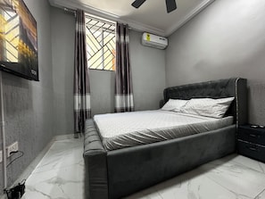 2 bedrooms, iron/ironing board, free WiFi - Modern 2-Bedroom Apartment - Rose Villa Suite G4, Near Beach with Pool Access (Gbawe)