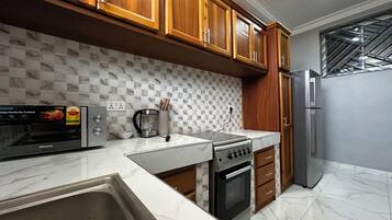Geladeira, micro-ondas, fogão, cooktop