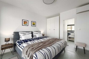 3 bedrooms, desk, iron/ironing board, free WiFi