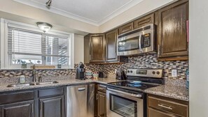 Kylskåp, mikrovågsugn, ugn och spishäll