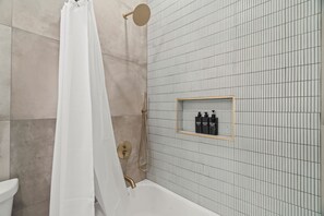 Bathroom - Kid Friendly-Parking-Roof Deck (Philadelphia)