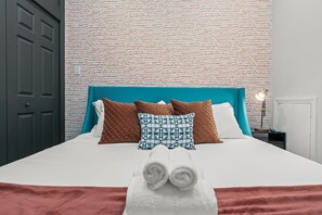 3 bedrooms, in-room safe, iron/ironing board, free WiFi - Kid Friendly-Parking-Roof Deck (Philadelphia)