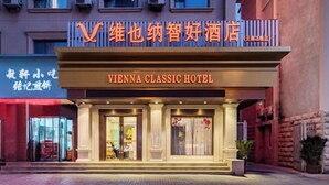 Fachada del Hotel Vienna Classic con un letrero destacado en inglés y chino.