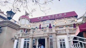 Un edificio con un cartel que dice "Mansión del Comandante Zhang".