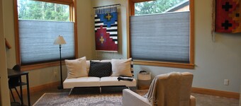 Beautiful 1,400 sq ft guesthouse on country property mins. from Silverton.