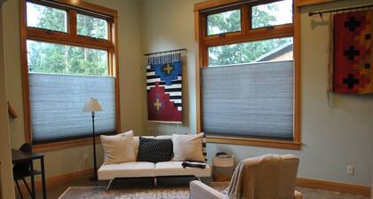 Beautiful 1,400 sq ft guesthouse on country property mins. from Silverton.