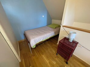 1 chambre, fer et planche à repasser, draps fournis