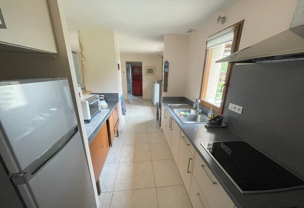 Fridge, microwave, oven, stovetop - Charming modern PMR house with garden in the heart of Périgord Noir (Salignac-Eyvigues)