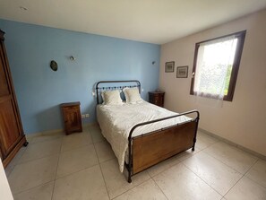 1 camera, ferro/asse da stiro, lenzuola