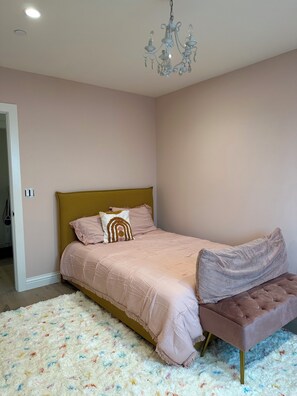 3 bedrooms, WiFi, bed sheets - 3bd/2ba Newly Built Beachside Spanish Bungalow (Santa Monica)