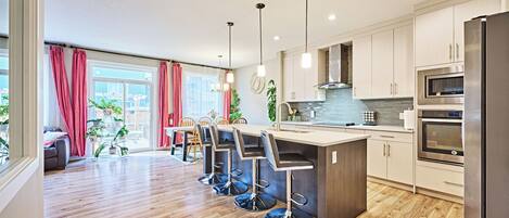 Jääkaappi, mikroaaltouuni, uuni, liesi