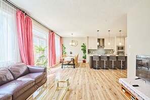 Smart TV, fireplace