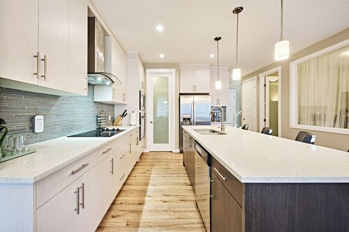 Modern Home 7BR | 5BA | 2Kit – Near Airport & Banff