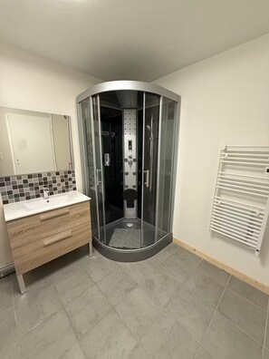 Douche, savon, papier de toilette