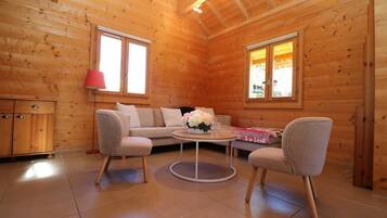 Una televisión, una chimenea