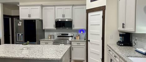 Kylskåp, mikrovågsugn, ugn och spishäll