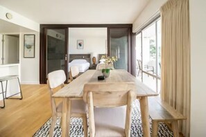 Dining - City & Palm View Oceanfront Bliss w/ Free Parking (Honolulu)