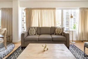 Living area - City & Palm View Oceanfront Bliss w/ Free Parking (Honolulu)