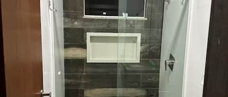 Regadera, secadora de cabello, toallas, papel de baño