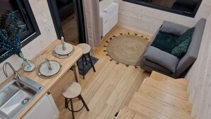 Un espacio habitable compacto con cocina, comedor y zona de estar.