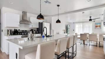 Jääkaappi, mikroaaltouuni, uuni, liesi