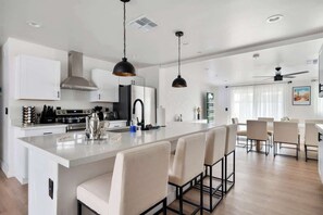 Fridge, microwave, oven, stovetop - Luxe Home 4B3B with Heated Pool/Jacuzzi & Parking (Scottsdale)