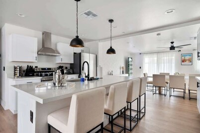 Luxe Home 4B3B with Heated Pool/Jacuzzi & Parking