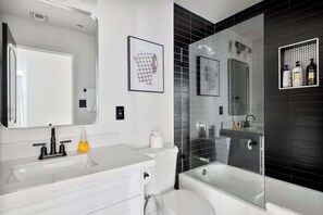 Dusche, Haartrockner, Handtücher, Seife