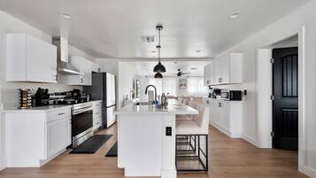 Peti sejuk, ketuhar gelombang mikro, ketuhar, dapur