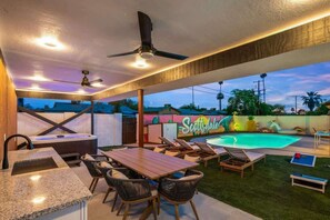 Terrace/patio - Luxe Home 4B3B with Heated Pool/Jacuzzi & Parking (Scottsdale)