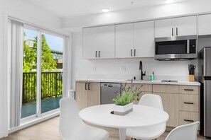 Apartment, 1 Queen Bed | In-room dining